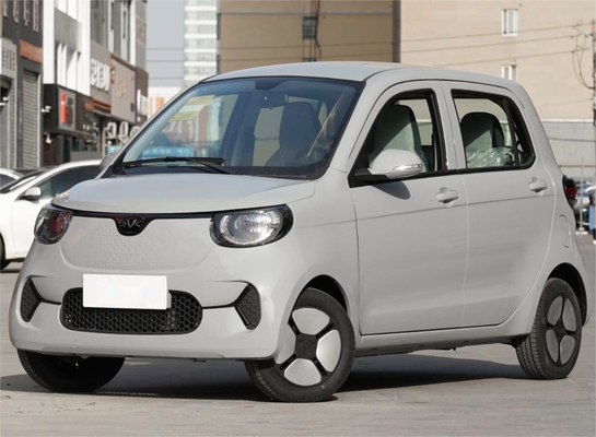 長いゴルフ練習場205kmとのEVの電気自動車4 Seaterを操縦するLHD