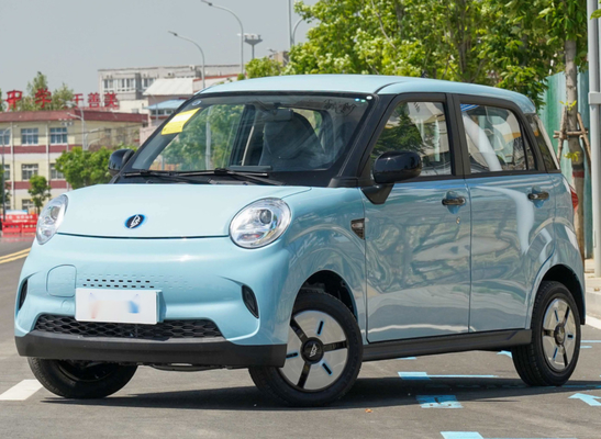 小型Suvの電気5ドア140kmのゴルフ練習場を運転するLINGBOXの左手