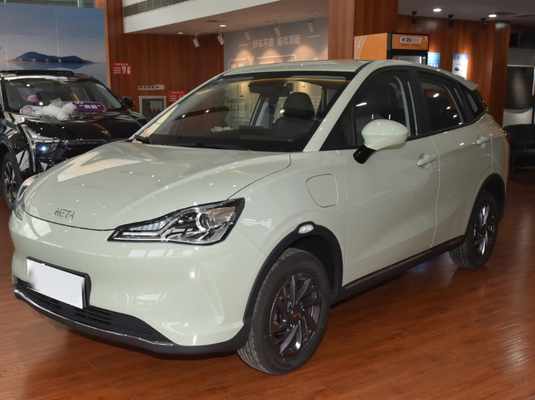 EVの電気自動車31.15kwh新しいエネルギー電気自動車を運転する左手