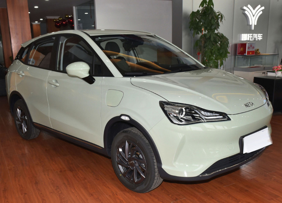 EVの電気自動車31.15kwh新しいエネルギー電気自動車を運転する左手